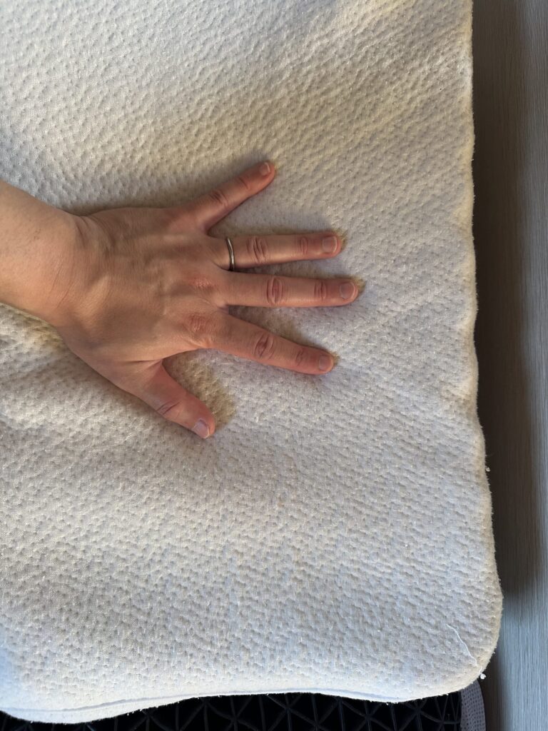 枕を指で押している画像