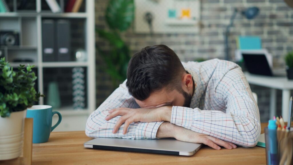 眠そうにしている男性