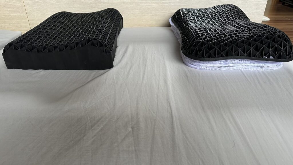 左に至極、右に調律を縦向きに並べたヒツジのいらない枕の中素材比較写真