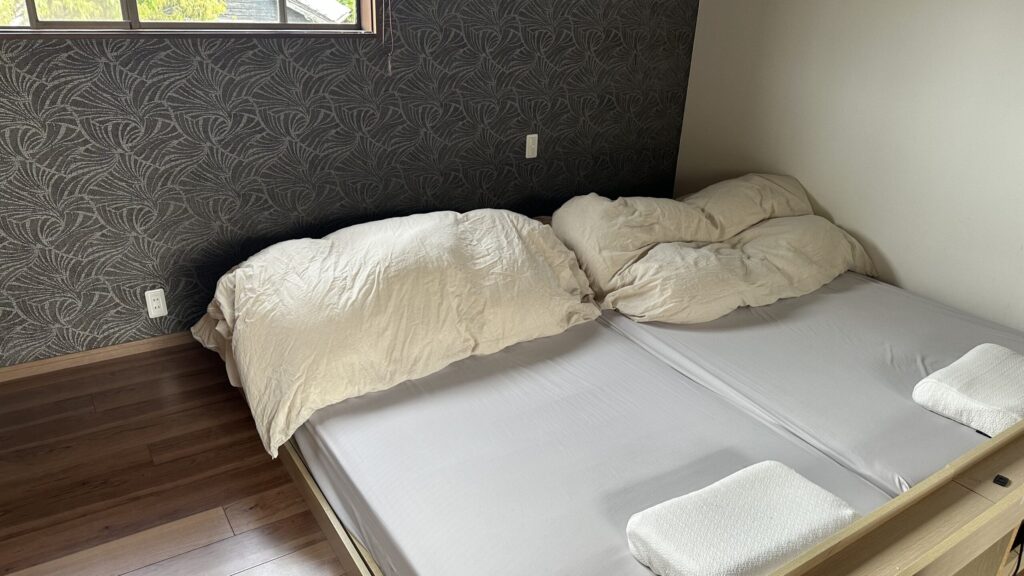 枕とマットレスと掛け布団を整えた寝室の写真