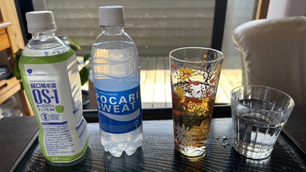 熱中症対策に使いやすい水と麦茶とスポーツドリンクと経口補水液の比較写真