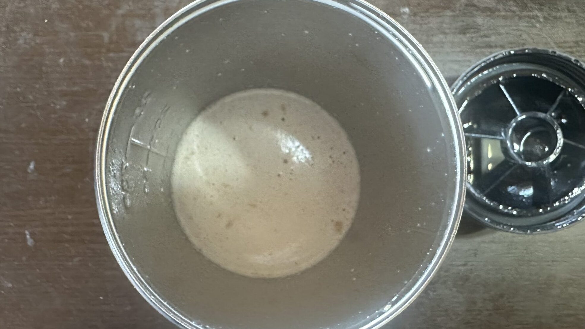 REYSホエイプロテイン カフェオレ風味を水で溶かした写真