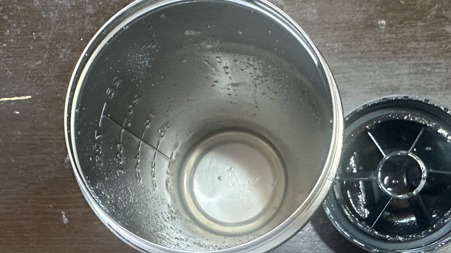 REYSホエイプロテイン カフェオレ風味を飲んだ後のシェイカー内部