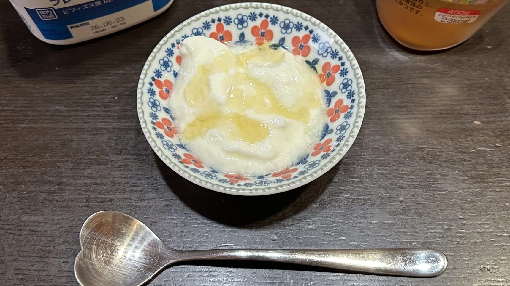 夜の間食として食べているヨーグルトとはちみつの写真