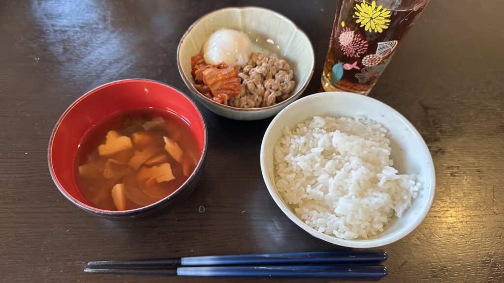 ご飯と味噌汁と納豆キムチ温泉卵の朝ごはん写真