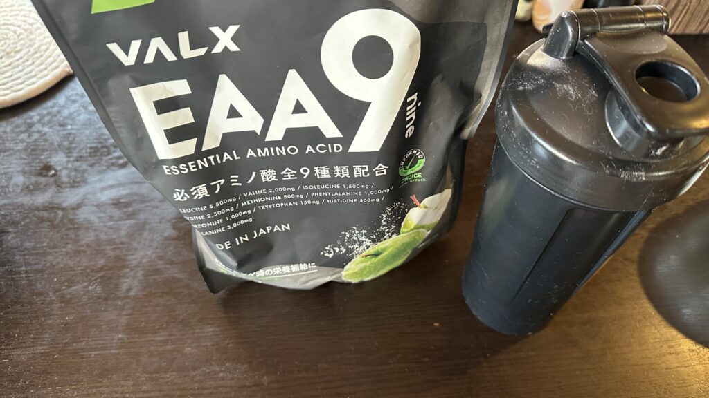 朝食後に飲んでいるEAAとシェイカーの写真