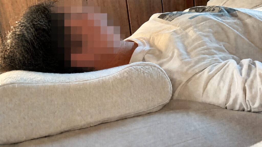 ヒツジのいらない枕 至極を使って仰向けで寝ている写真