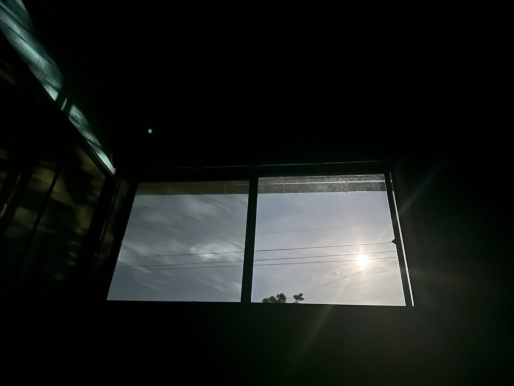 眠れない夜に見上げる月と夜空の写真