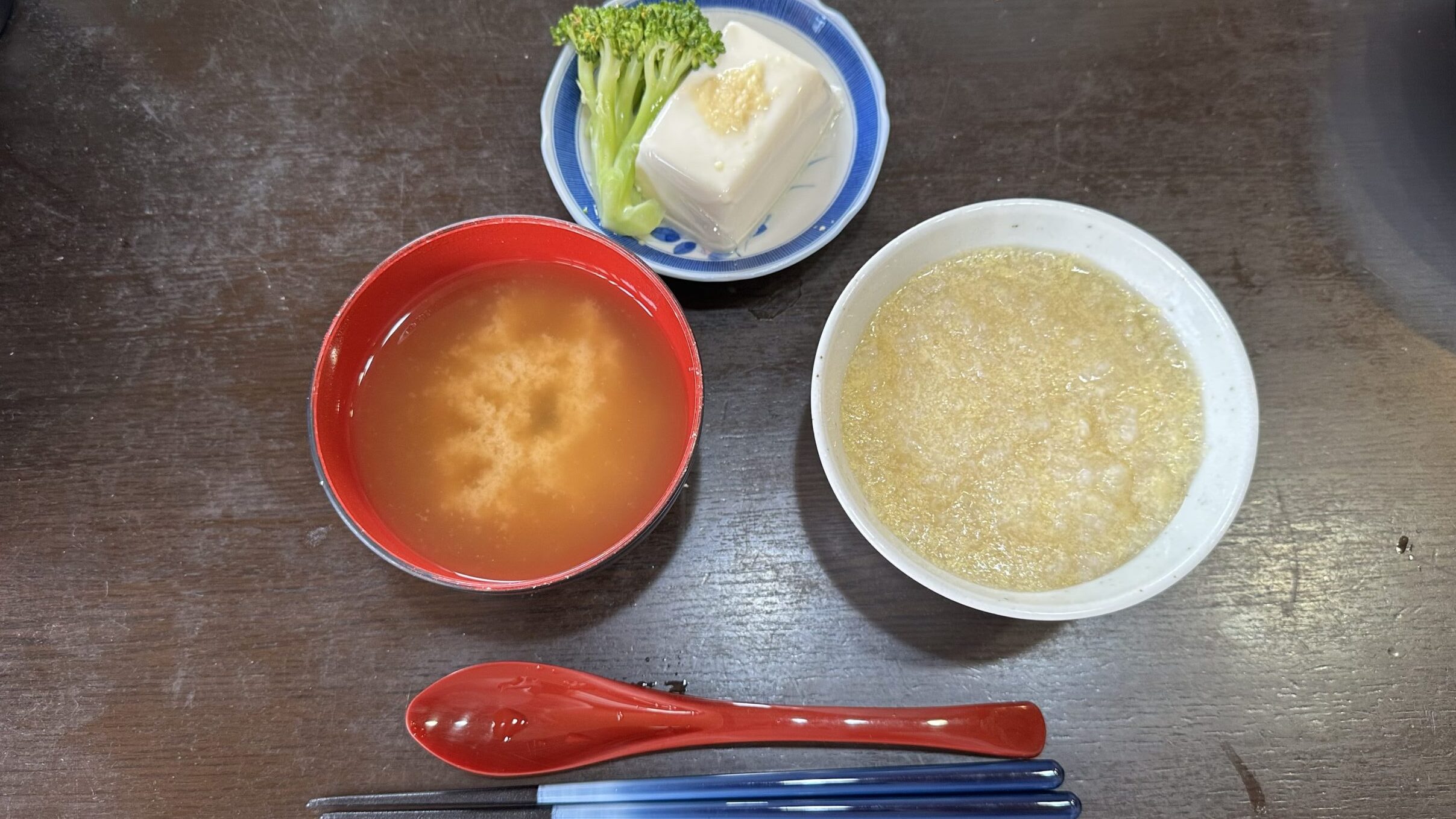 食欲がない日に食べやすい味噌汁とお粥の写真
