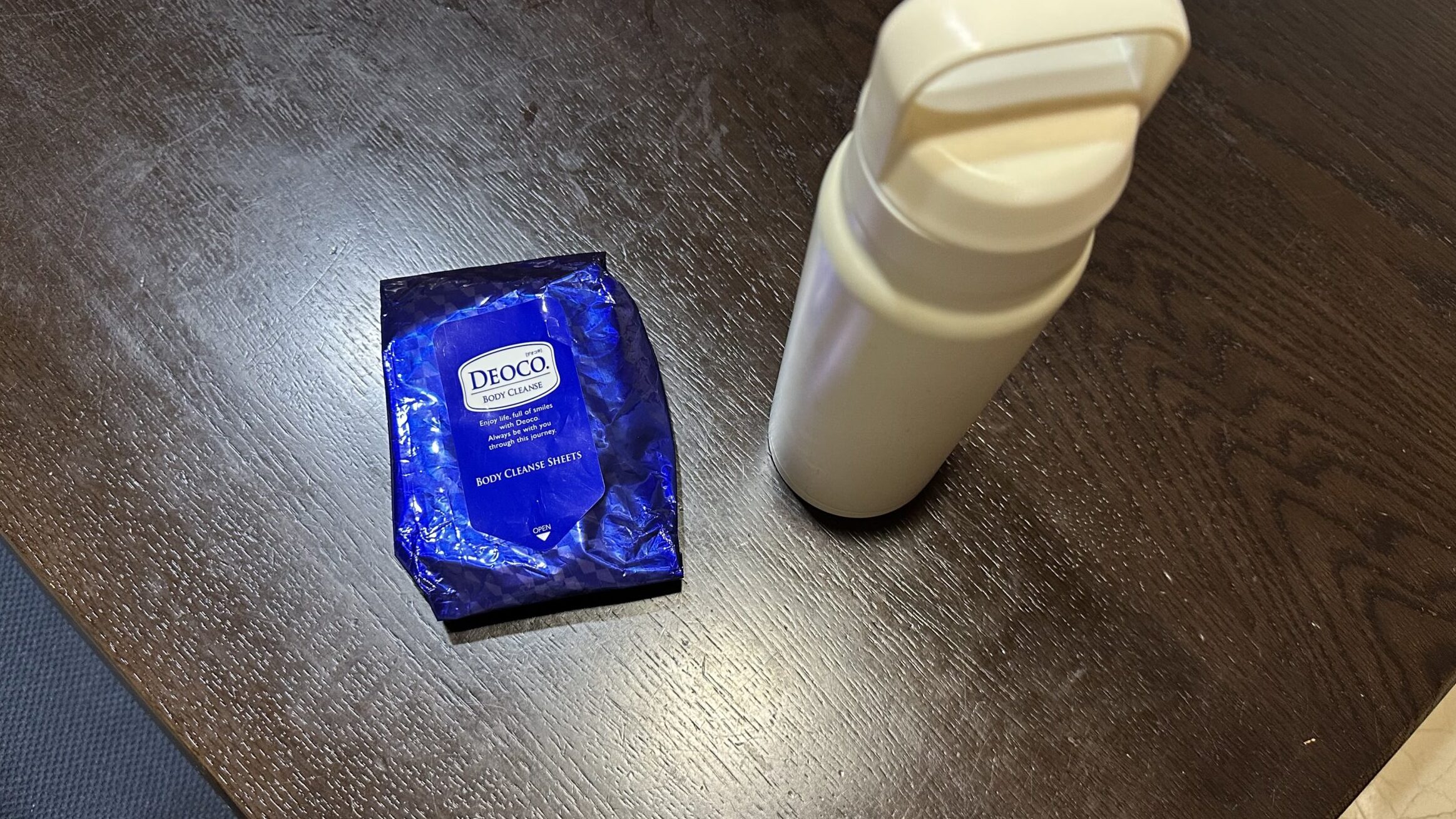 夏の汗対策に使っている汗拭きシートと水筒の写真