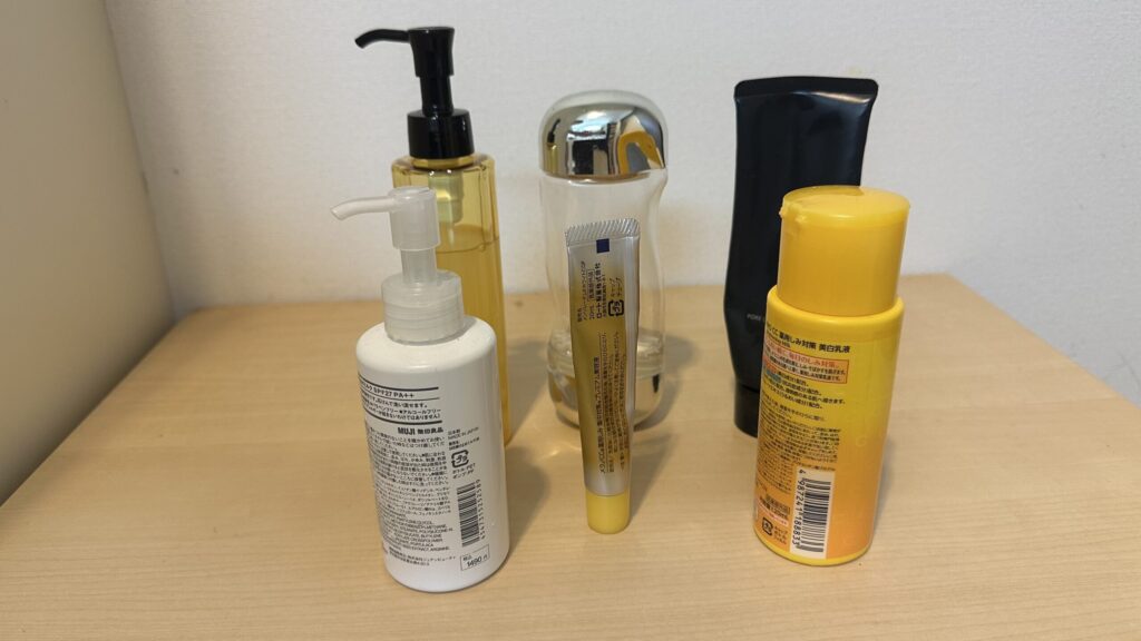 夏の肌荒れやベタつき対策に使っているスキンケア用品と日焼け止めの写真