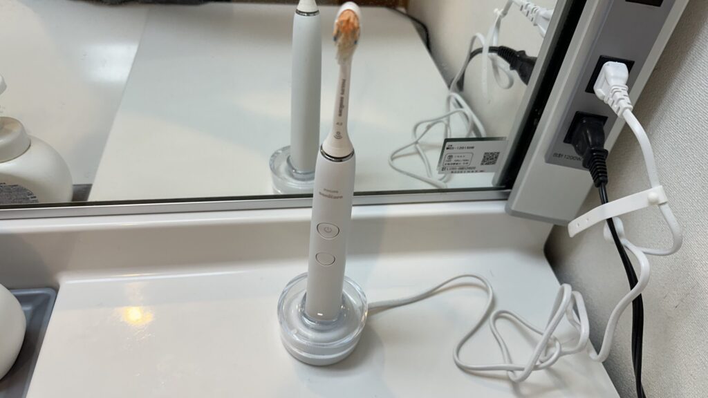 ダイヤモンドクリーン9000の充電器とバッテリ表示部分の写真