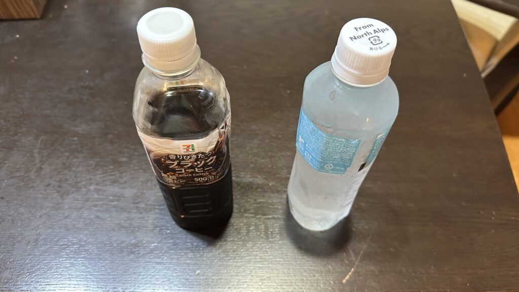 ブラックコーヒーと水を並べた様子