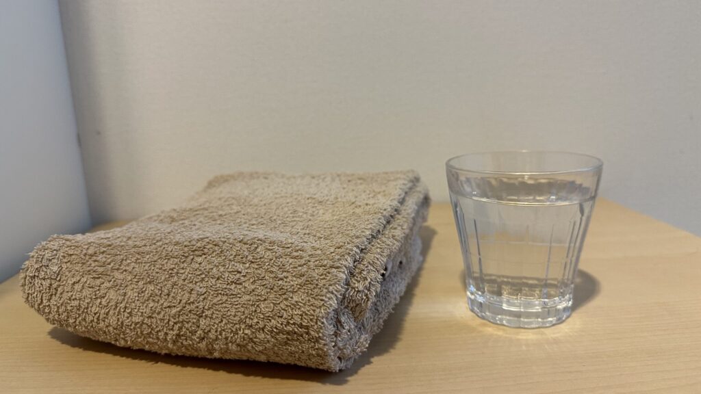 入浴前後の水分補給用の水とバスタオル