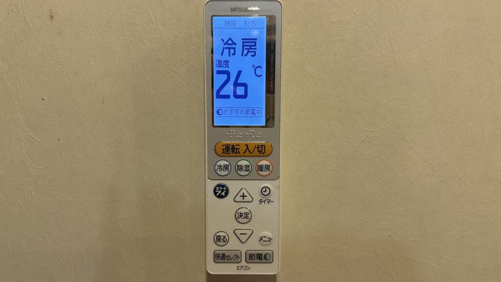夏の就寝時に冷房を26℃へ設定したエアコンのリモコン