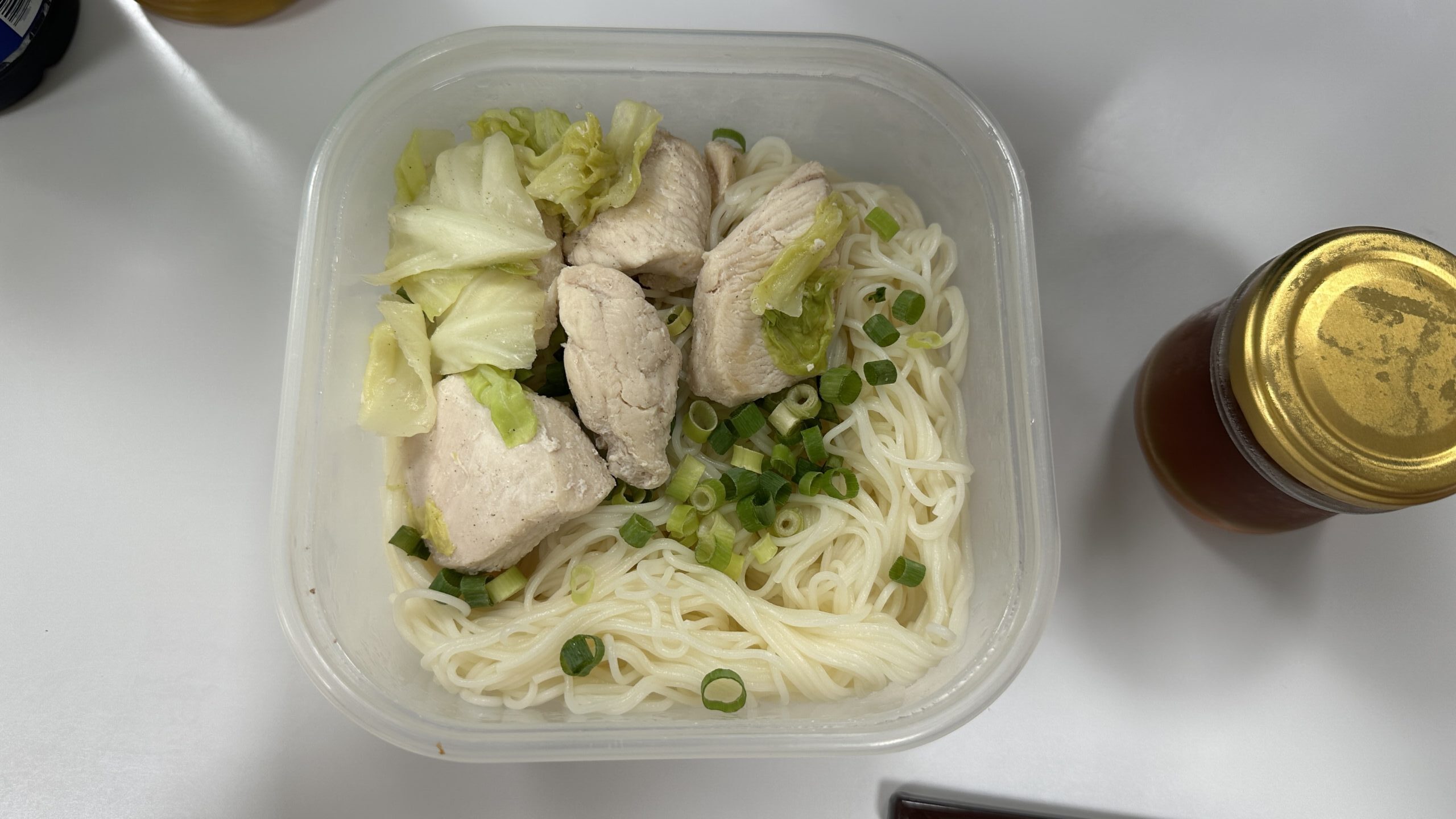 そうめんに鶏むね肉とキャベツの炒め物を添えた弁当
