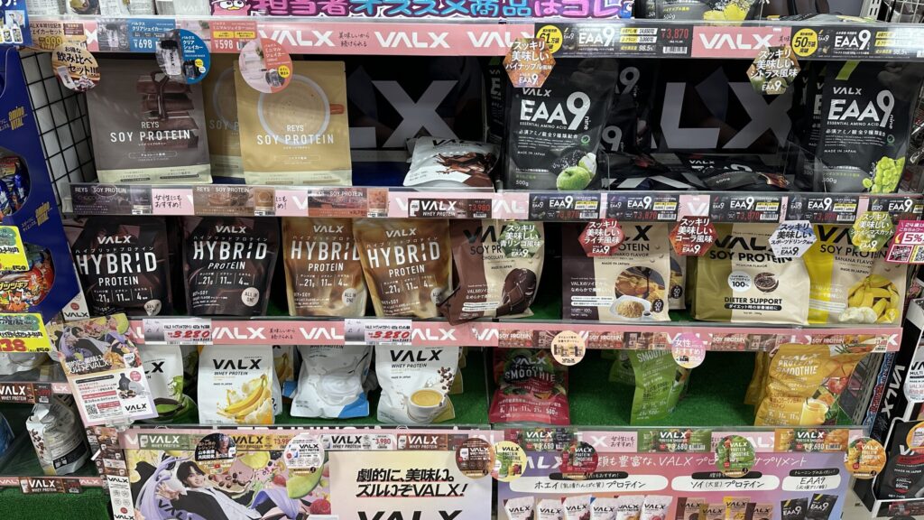 ドン・キホーテで販売されているVALX HYBRID PROTEINなどのプロテイン売り場
