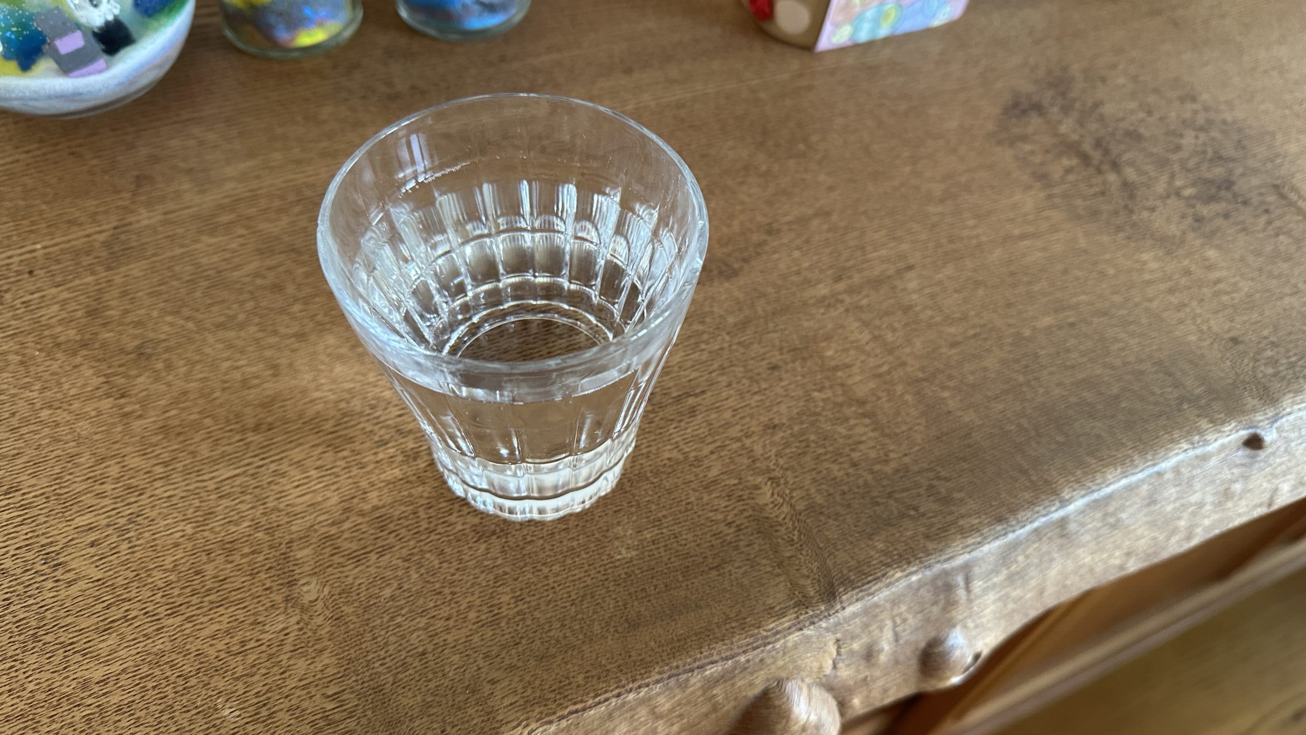 夏の朝散歩前に用意したコップ1杯の水
