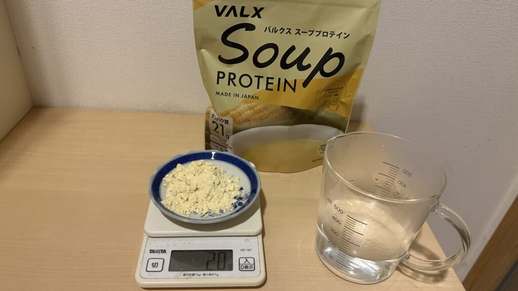 VALXスーププロテインコーンスープ風味の粉末をキッチンスケールで20g量った様子