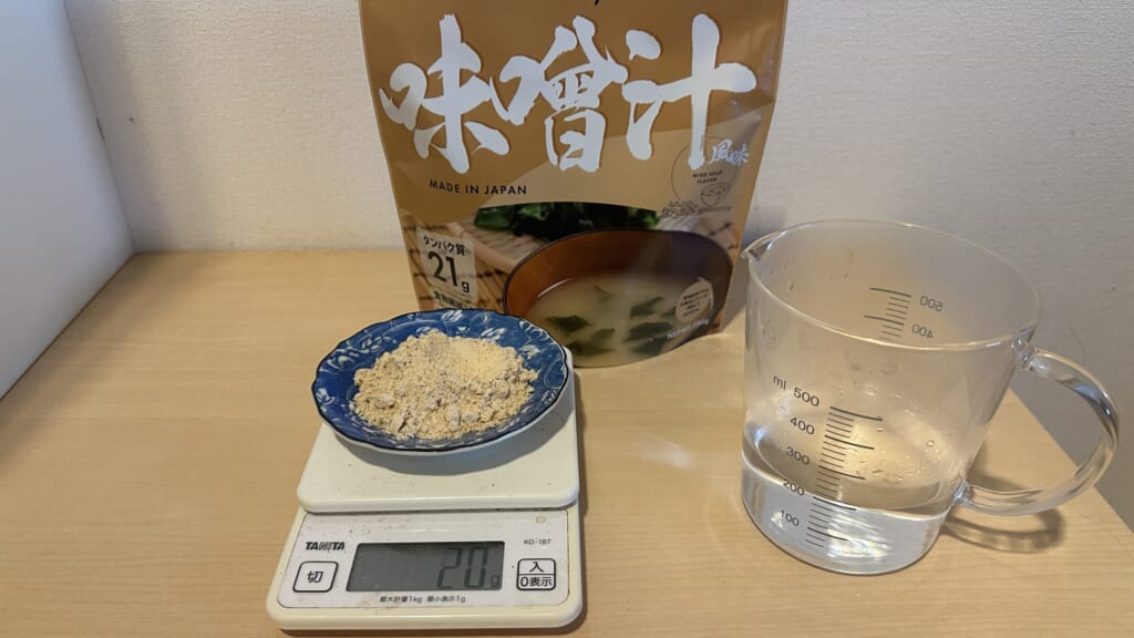 VALXスーププロテイン味噌汁風味の粉末をキッチンスケールで20g量った様子