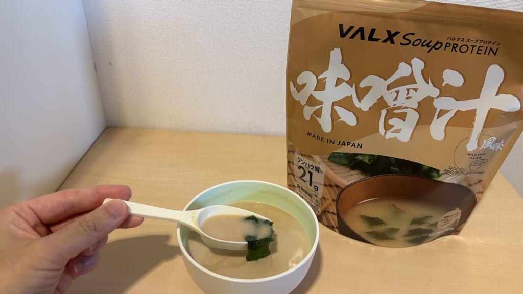VALXスーププロテイン味噌汁風味をお湯で作り、戻ったわかめをすくった様子